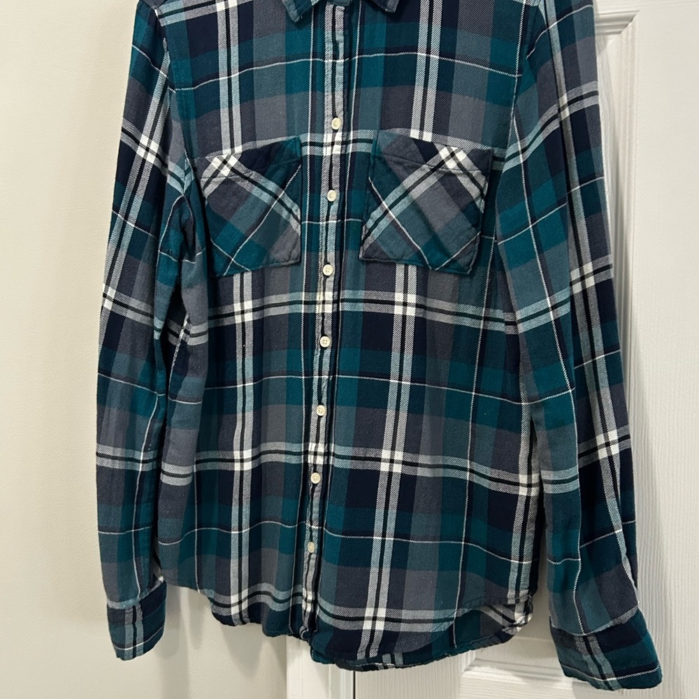 Aeropostale women’s flannel shirt green/white from button closure super cute.